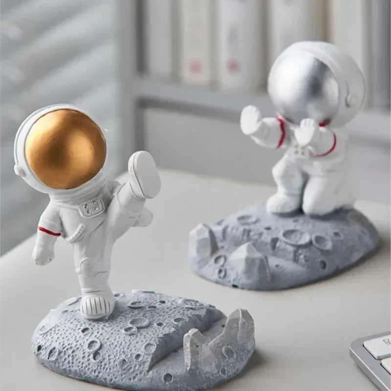 Decoração de mesa de escritório astronautas.