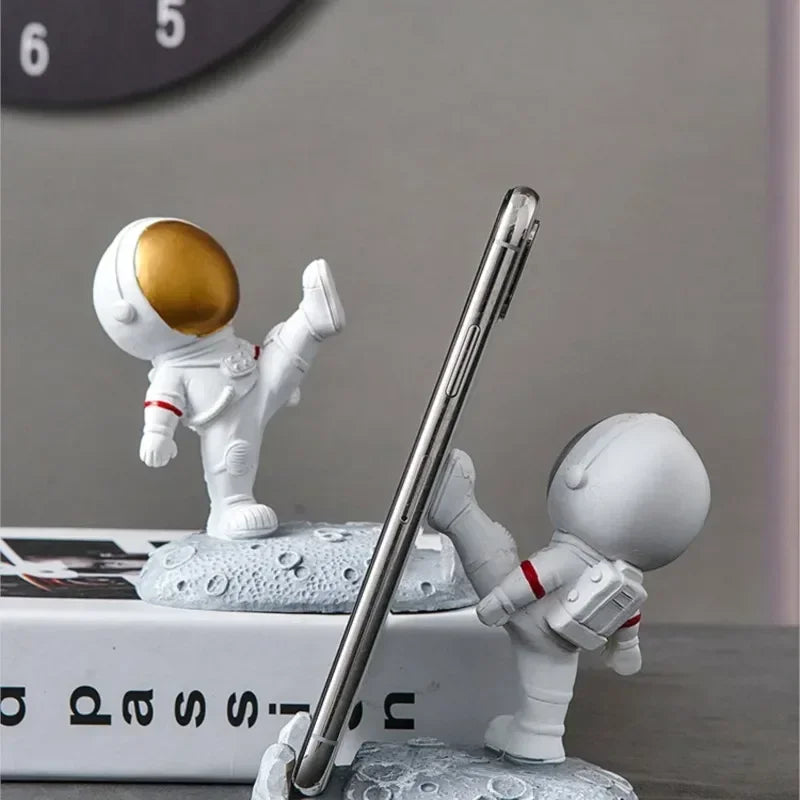 Decoração de mesa de escritório astronautas.