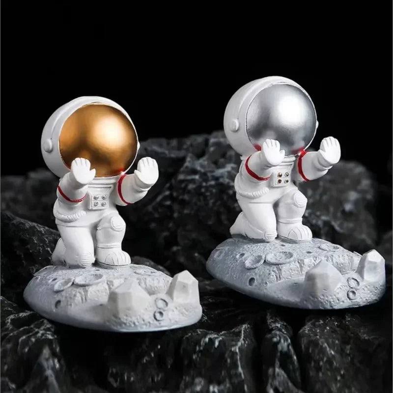 Decoração de mesa de escritório astronautas.